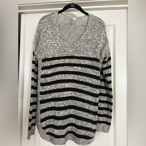 V neck sweater size M - Picture 1 of 4
